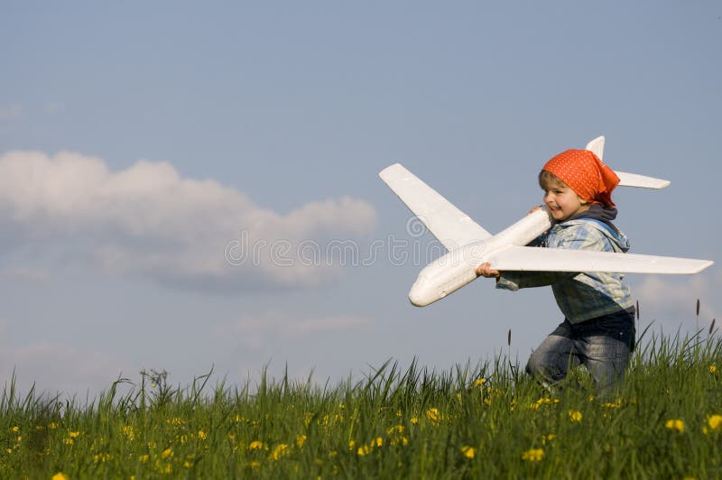 Söt flicka med ett flygplan royaltyfria bilder