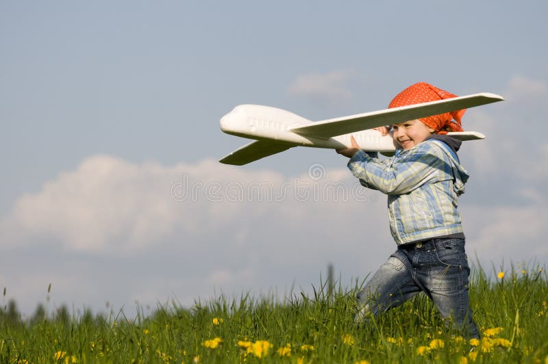 Söt flicka med ett flygplan royaltyfri bild