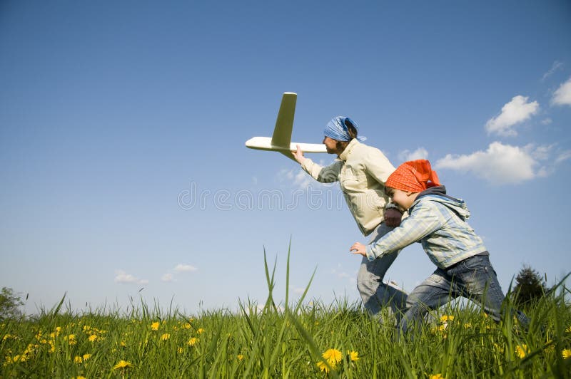 Söt flicka med ett flygplan fotografering för bildbyråer
