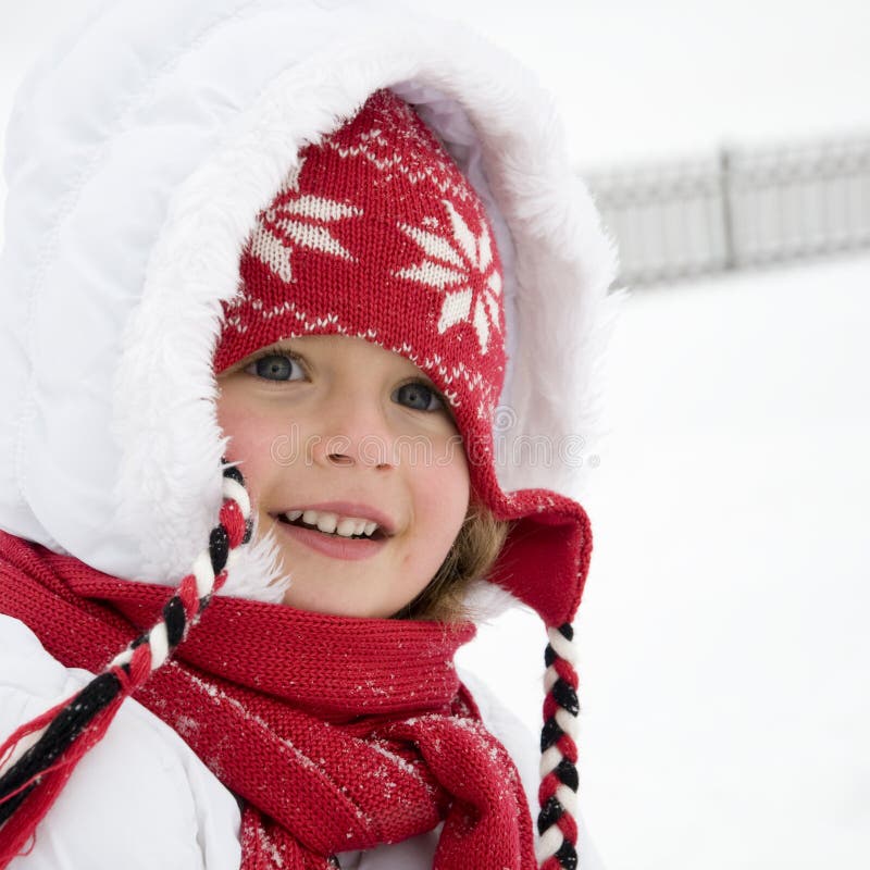 Sött vinterporträtt av en flicka royaltyfri bild