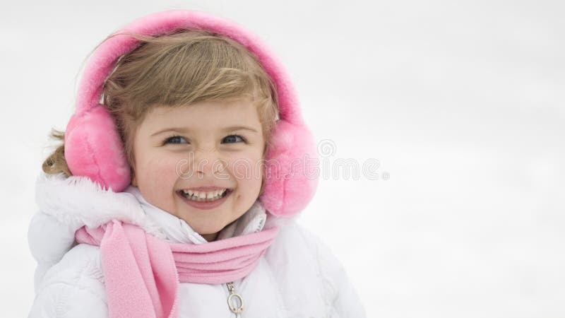 Sött vinterporträtt av en flicka royaltyfria foton