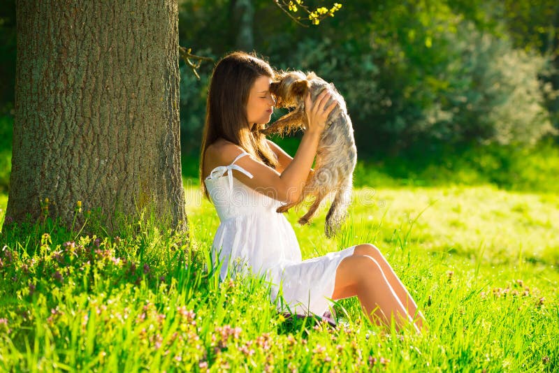 Gullig kvinna med hunden i natur arkivbild Gullig kvinna med hunden i natur arkivbild