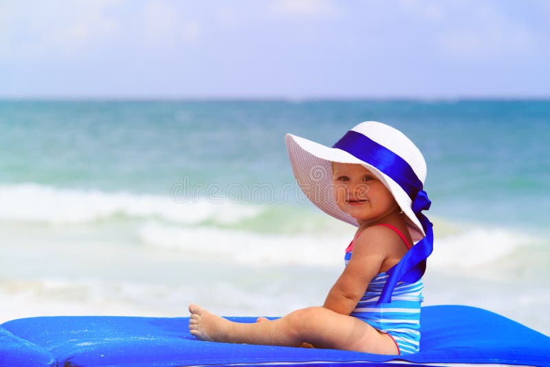Gullig liten flicka i stor hatt på sommarstranden royaltyfria bilder Gullig liten flicka i stor hatt på sommarstranden royaltyfria bilder