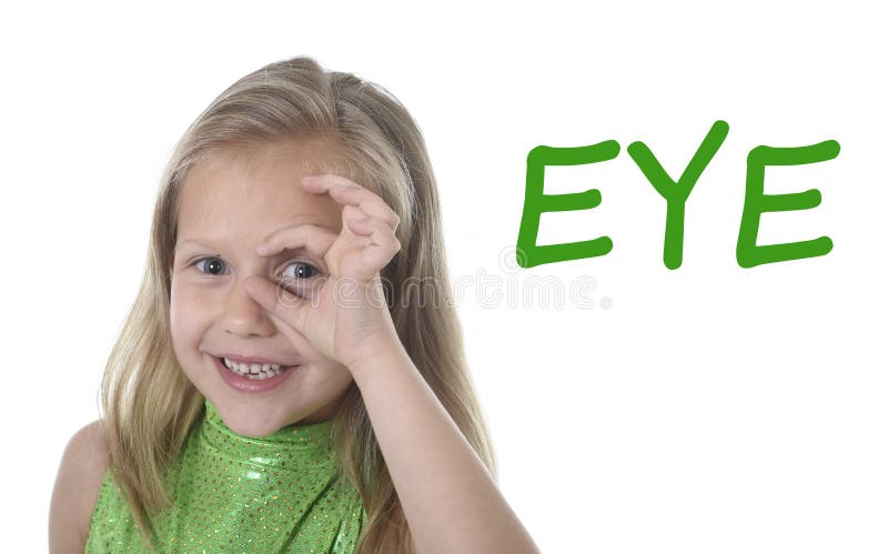 Gullig liten flicka som cirklar ögat i kroppsdelar som lär engelskaord på skolan
