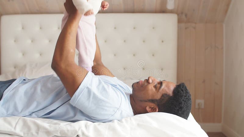 Gullig liten flicka som har skämtsam tid med pappa arkivfilmer
