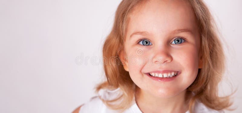 Gullig liten flicka som ler närbild arkivbild Gullig liten flicka som ler närbild arkivbild