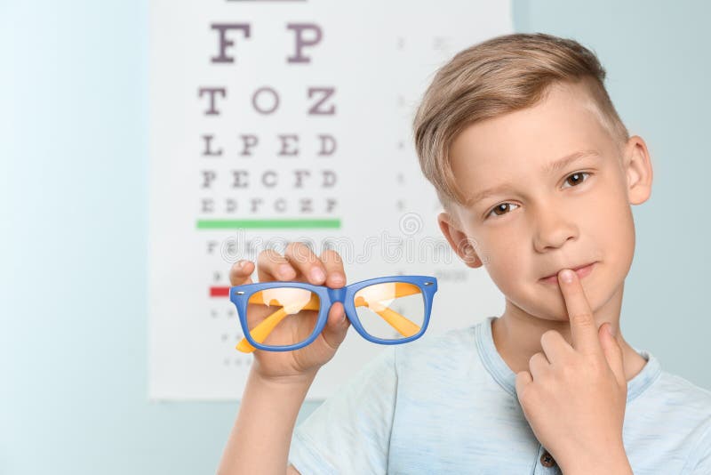 Gullig pys med glasögon i regeringsställning fotografering för bildbyråer Gullig pys med glasögon i regeringsställning fotografering för bildbyråer