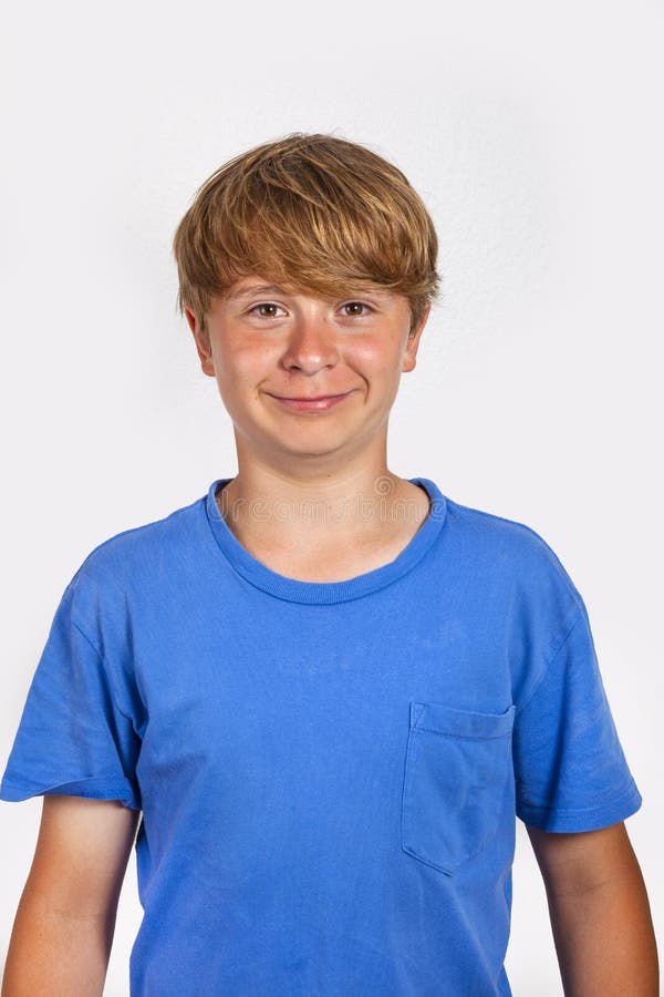 Gullig stilig pojke i studio royaltyfria bilder