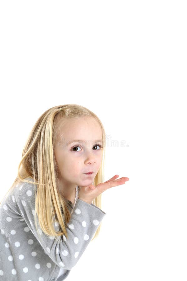 Gullig ung blond brunt synade flickan som blåser en kyss royaltyfria foton Gullig ung blond brunt synade flickan som blåser en kyss royaltyfria foton