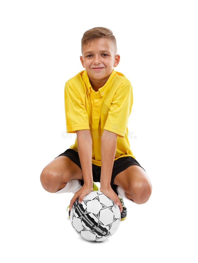 Gullig unge med en fotbollboll som isoleras på en vit bakgrund Skolafotboll den färga utrustningillustrationen skidar sportvatten royaltyfri fotografi Gullig unge med en fotbollboll som isoleras på en vit bakgrund Skolafotboll den färga utrustningillustrationen skidar sportvatten royaltyfri fotografi