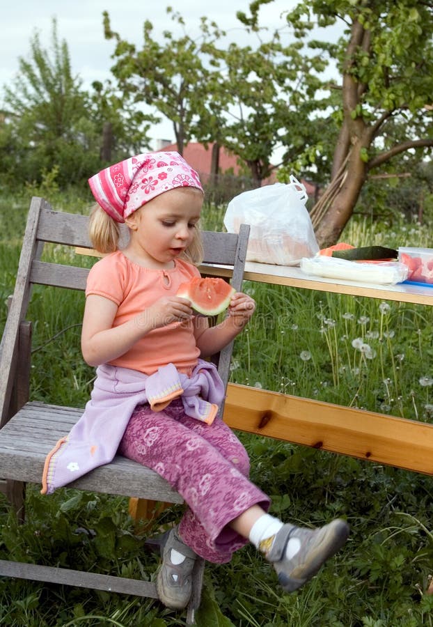 Söt flicka äter vattenmelon fotografering för bildbyråer