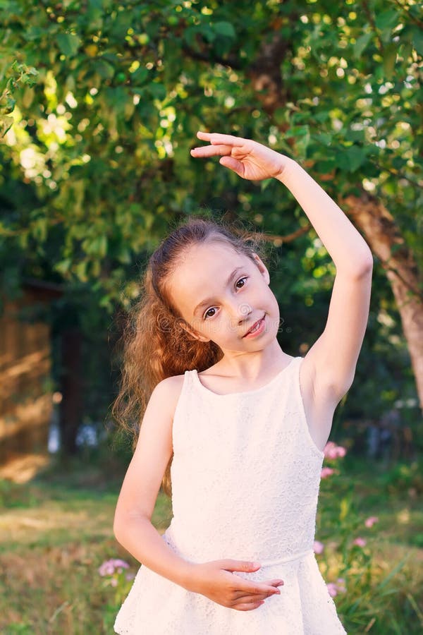 Gulliga liten flickadrömmar av att bli en ballerina Barnflicka i w royaltyfri bild Gulliga liten flickadrömmar av att bli en ballerina Barnflicka i w royaltyfri bild
