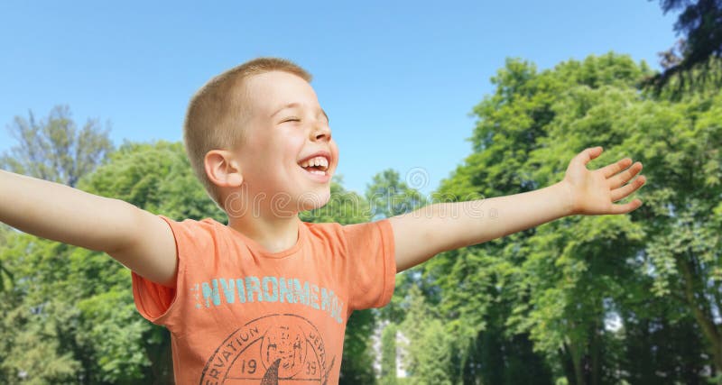 Gulliga Little Boy i parkera royaltyfri foto Gulliga Little Boy i parkera royaltyfri foto