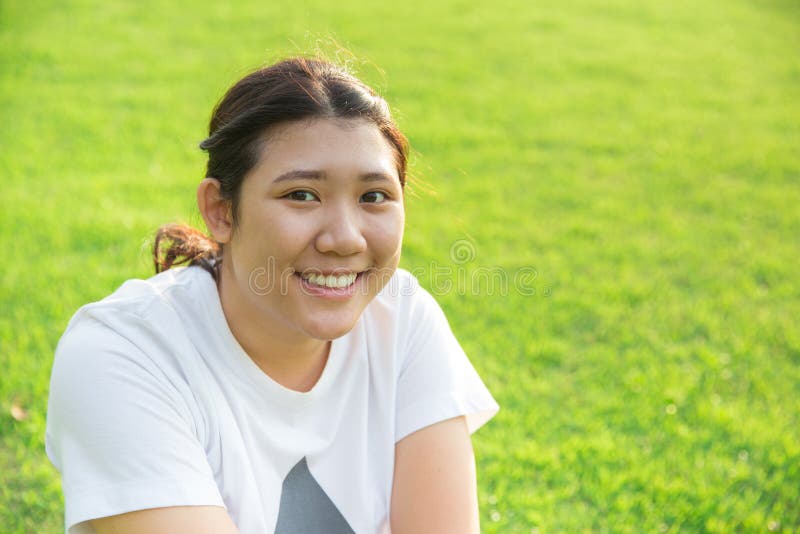 Gulligt asiatiskt tonårigt leende med bra sunda tänder royaltyfri fotografi Gulligt asiatiskt tonårigt leende med bra sunda tänder royaltyfri fotografi