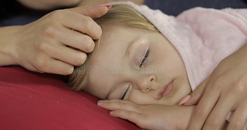 Gulligt behandla som ett barn att sova p? s?ngen hemma E fotografering för bildbyråer Gulligt behandla som ett barn att sova p? s?ngen hemma E fotografering för bildbyråer