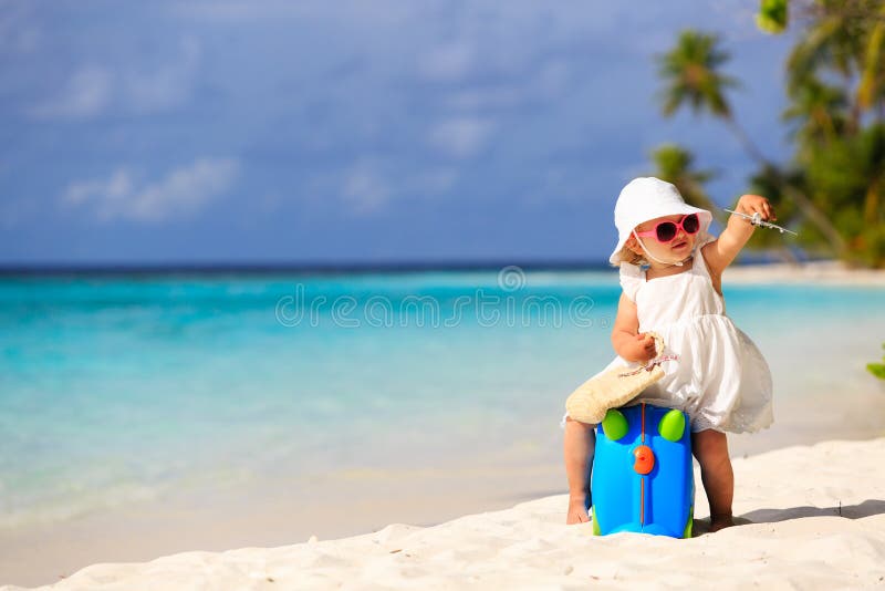 Gulligt liten flickalopp på sommarstranden arkivbild Gulligt liten flickalopp på sommarstranden arkivbild