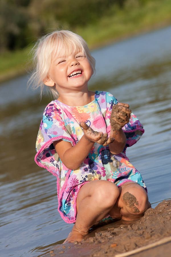 Gulligt spela för liten flicka royaltyfri fotografi Gulligt spela för liten flicka royaltyfri fotografi