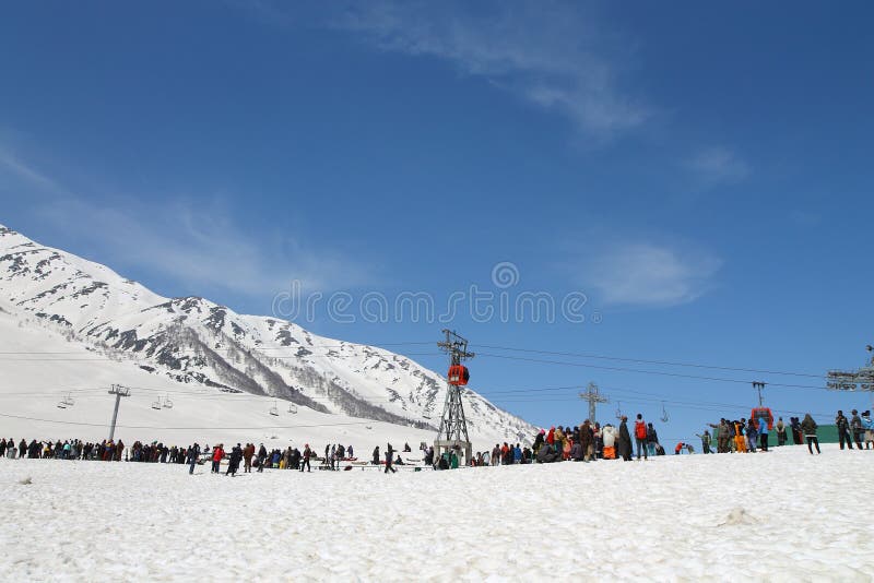 Gulmarg, Srinagar, India: Piękny krajobraz z śnieżną górą obraz stock Gulmarg, Srinagar, India: Piękny krajobraz z śnieżną górą obraz stock