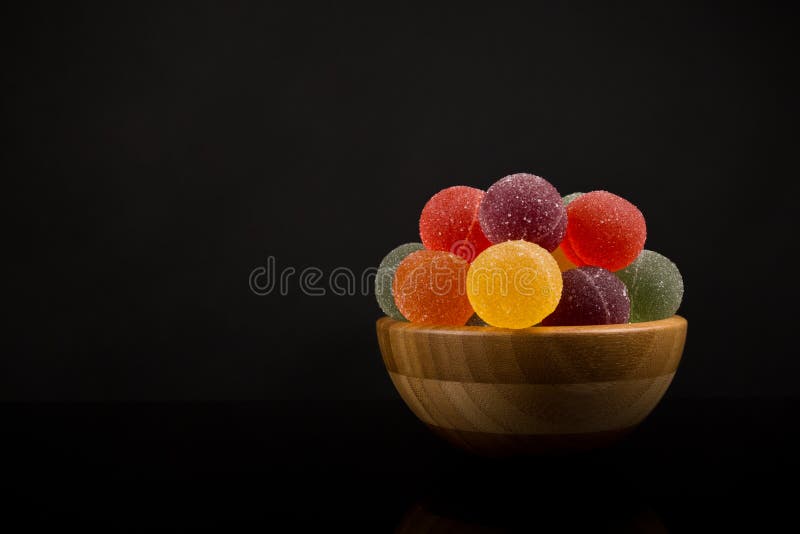 Gumdrops, Kolorowa owoc Sugarcoated Marmoladowe piłki w Drewnianym pucharze Tradycyjny Skandynawski Bożenarodzeniowy cukierek obraz royalty free