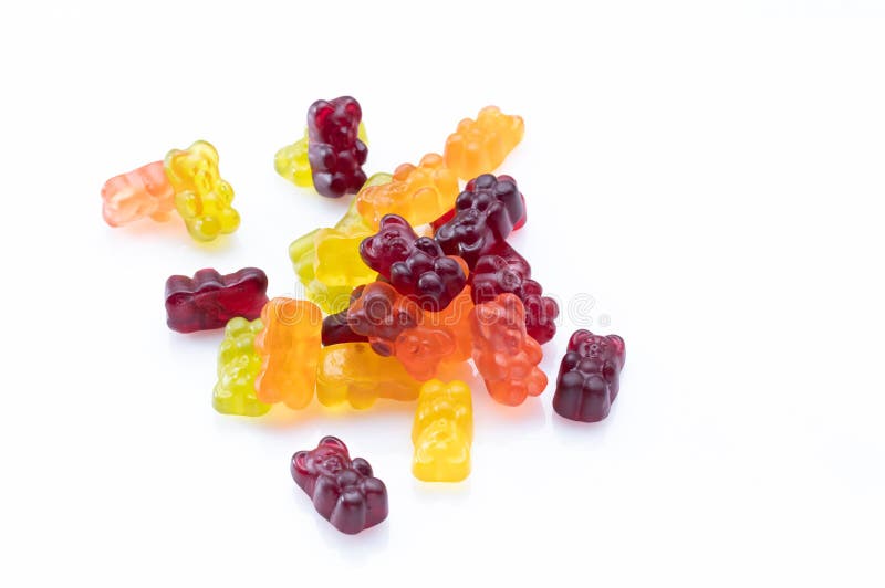 Gummies σε σχήμα αρκούδας. μωρό μασάει γλυκά σε λευκό φόντο στοκ εικόνα με δικαίωμα ελεύθερης χρήσης