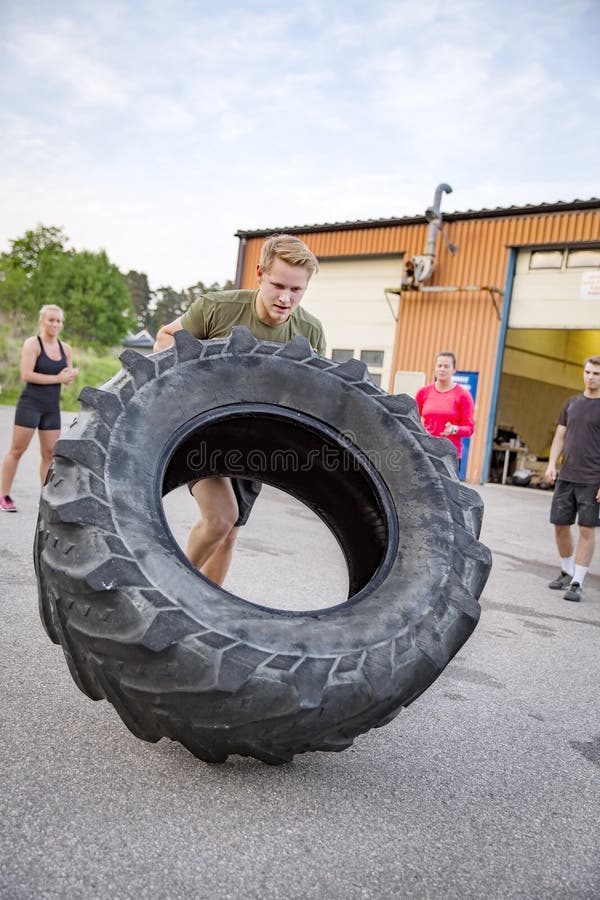Gummihjul för flips för stark man som tungt är utomhus- som genomkörare fotografering för bildbyråer Gummihjul för flips för stark man som tungt är utomhus- som genomkörare fotografering för bildbyråer