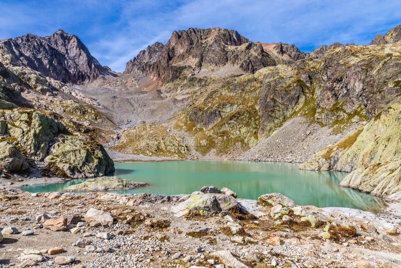 Gummilack Blanc mit Aiguilles DES Rouge-Frankreich lizenzfreie stockfotografie Gummilack Blanc mit Aiguilles DES Rouge-Frankreich lizenzfreie stockfotografie