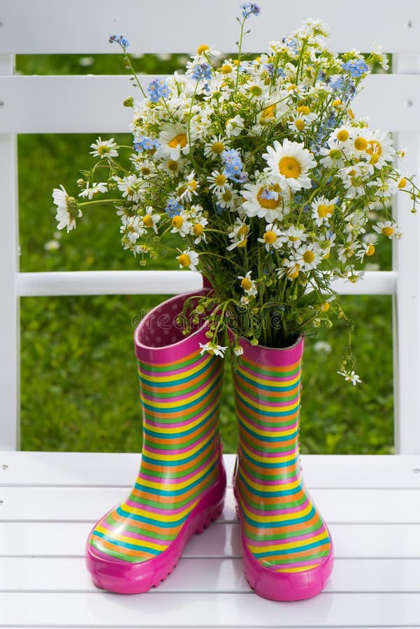 Gummistiefel mit Blumen lizenzfreies stockbild Gummistiefel mit Blumen lizenzfreies stockbild