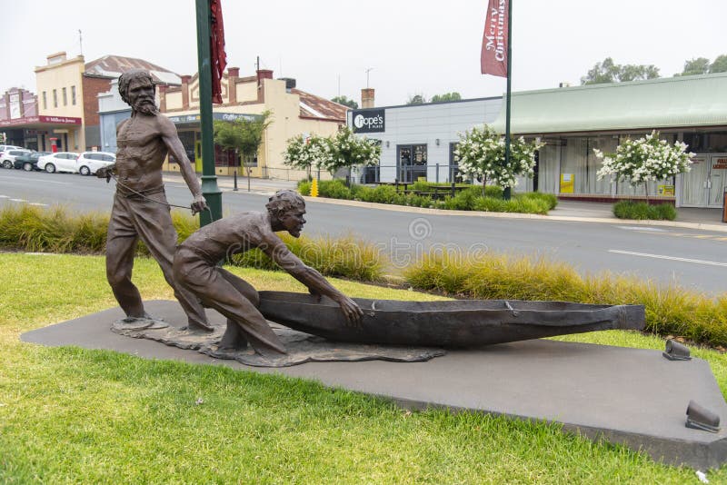 The Great Rescue of 1852 is a sculpture commemorates two Wiradjuri men, Yarri and Jacky Jacky, who rescued townspeople.
