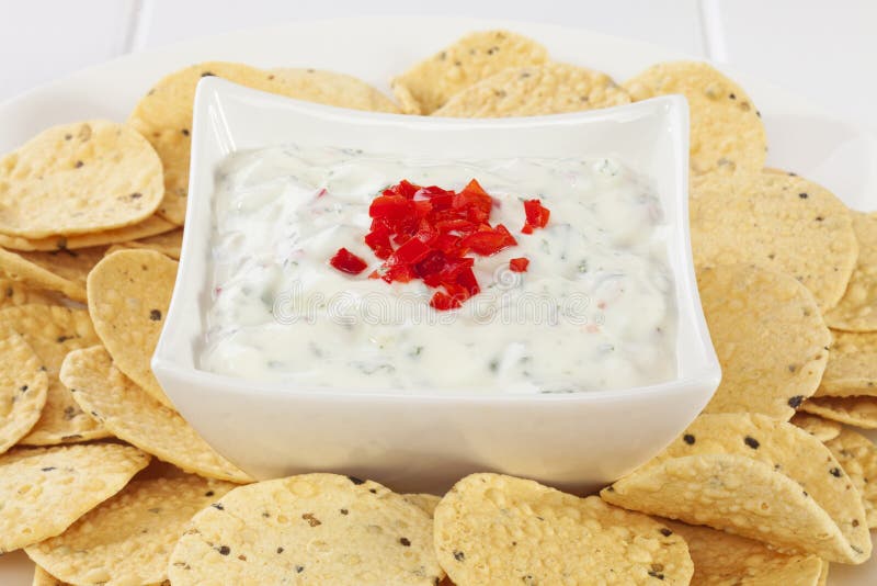Gurke Raita mit MiniPoppadums stockbilder Gurke Raita mit MiniPoppadums stockbilder