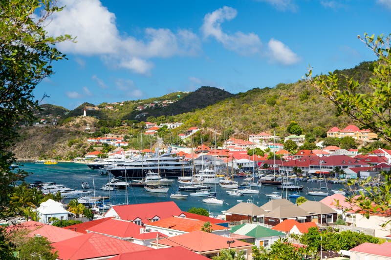 Gustavia, stbarts - 25. Januar 2016: Yachtclub oder Hafen mit Schiffen und Booten auf tropischem Hafen Segelsport und Segeln Luxu lizenzfreie stockfotografie Gustavia, stbarts - 25. Januar 2016: Yachtclub oder Hafen mit Schiffen und Booten auf tropischem Hafen Segelsport und Segeln Luxu lizenzfreie stockfotografie