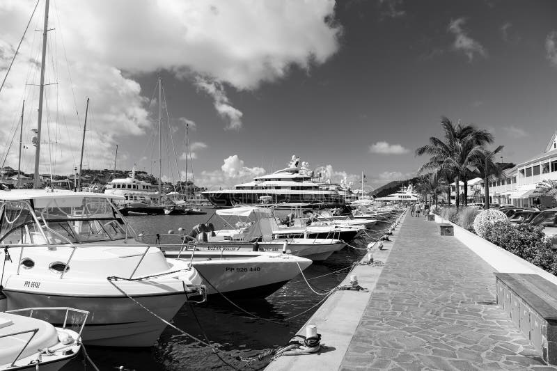 Gustavia stbarts - Januari 25, 2016: fartyg och yachter ankrade på havspir på den tropiska stranden Segling och segling royaltyfri foto Gustavia stbarts - Januari 25, 2016: fartyg och yachter ankrade på havspir på den tropiska stranden Segling och segling royaltyfri foto