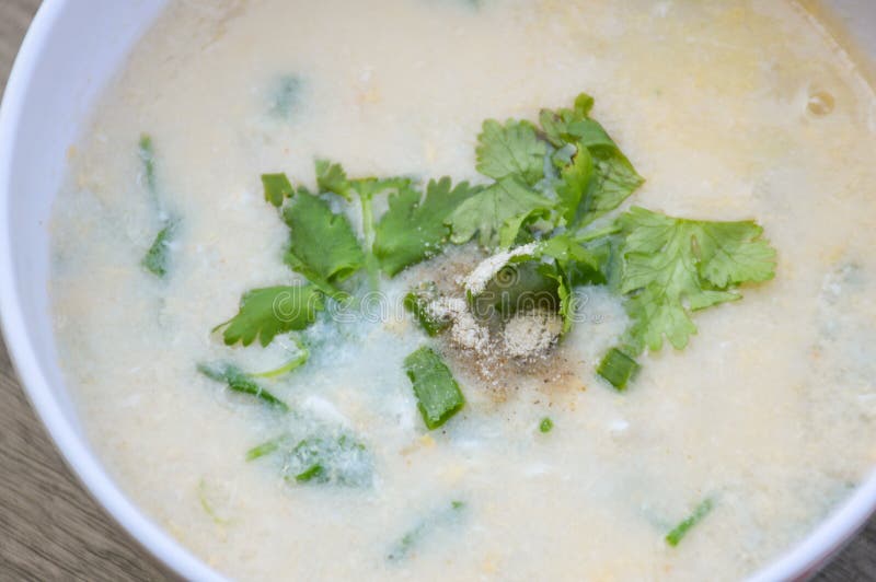 Gusto di riso sul pavimento di legno fotografia stock libera da diritti