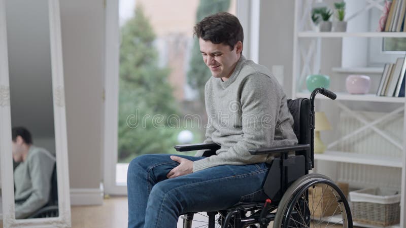Behinderter, Gut Aussehender Militärmann, Der Im Rollstuhl Sitzt Und Ein  Tablett Benutzt Stockfoto - Bild von doktor, querschnittsgelähmt: 226606064
