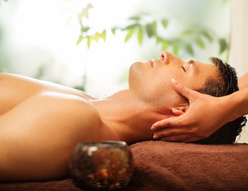 Gut aussehender Mann, der im Badekurortsalon sich entspannt stockbilder Gut aussehender Mann, der im Badekurortsalon sich entspannt stockbilder
