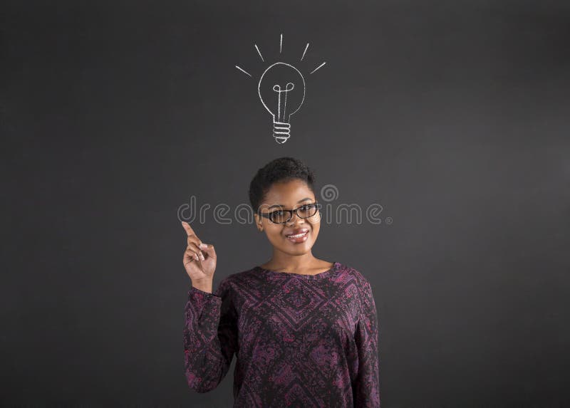 Gute Idee der Afroamerikanerfrau mit Glühlampe auf Tafelhintergrund