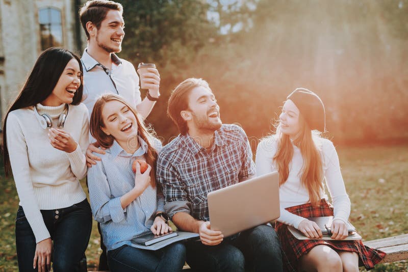Gute Stimmung Gruppe junge Leute Laptop sit lizenzfreie stockfotografie Gute Stimmung Gruppe junge Leute Laptop sit lizenzfreie stockfotografie