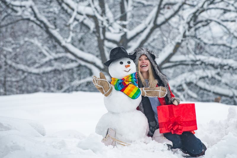 Gute Winterzeit Winterurlaub und Konzept der Menschen Funny Santa Girl posiert bei Winterwetter Girl spielt mit stockbild Gute Winterzeit Winterurlaub und Konzept der Menschen Funny Santa Girl posiert bei Winterwetter Girl spielt mit stockbild