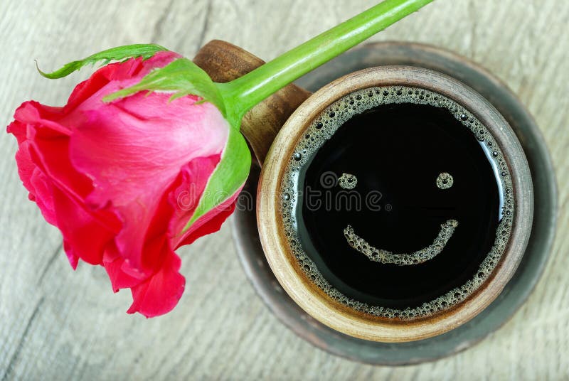 Guten Morgen ein Tasse Kaffee und eine rote Rose auf einem Holztisch Lächeln eines glücklichen Tages lizenzfreies stockfoto Guten Morgen ein Tasse Kaffee und eine rote Rose auf einem Holztisch Lächeln eines glücklichen Tages lizenzfreies stockfoto