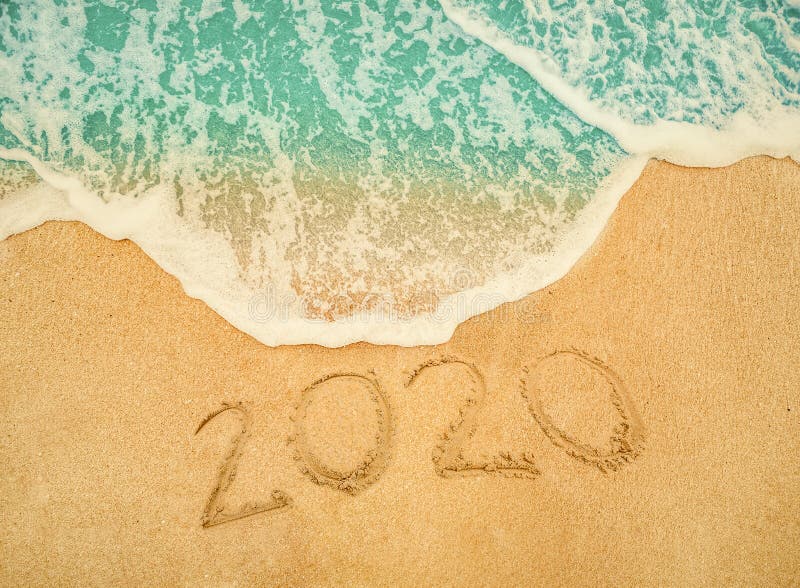 Guten Rutsch ins Neue Jahr 2020 geschrieben auf Küstensand am Sonnenaufgangkonzept stockfoto Guten Rutsch ins Neue Jahr 2020 geschrieben auf Küstensand am Sonnenaufgangkonzept stockfoto