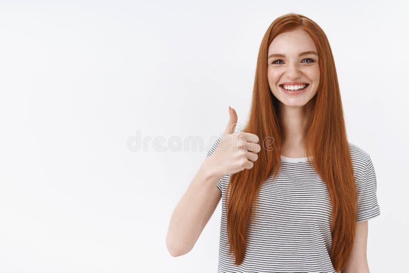 Guter Job stimmen zu Des reizend freundlich-aussehenden blaue Augen Rothaarigemädchens des Porträts, die Sommert-shirt Showdaumen lizenzfreie stockfotografie Guter Job stimmen zu Des reizend freundlich-aussehenden blaue Augen Rothaarigemädchens des Porträts, die Sommert-shirt Showdaumen lizenzfreie stockfotografie