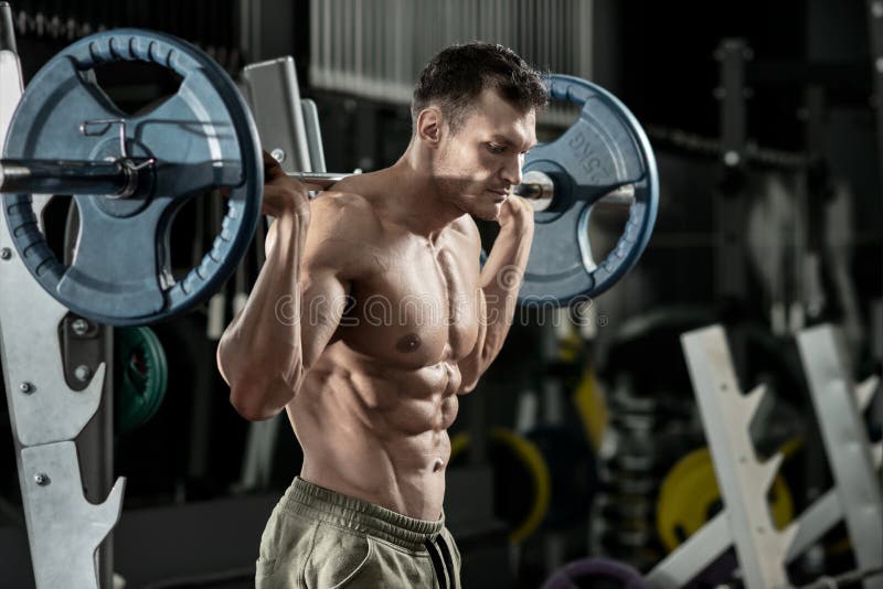 Guy bodybyggare med barbell royaltyfria bilder Guy bodybyggare med barbell royaltyfria bilder