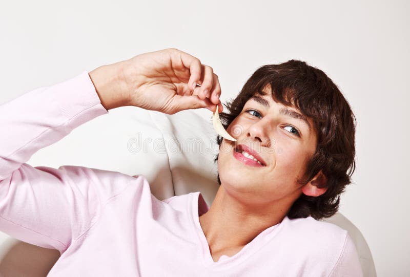 Guy eating crisps