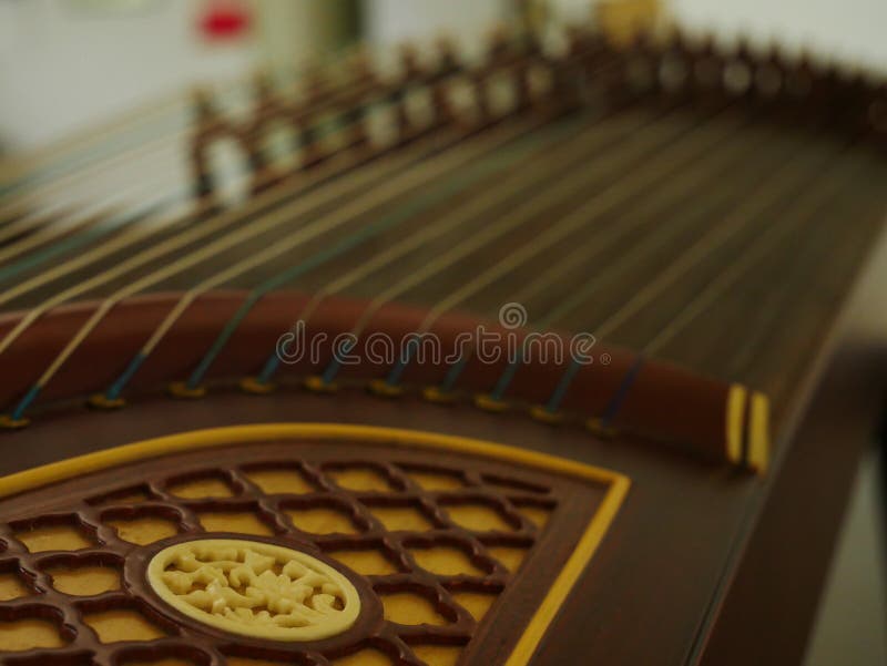 Guzheng z zamazanym sznurka instrumentem muzycznym zdjęcie stock Guzheng z zamazanym sznurka instrumentem muzycznym zdjęcie stock