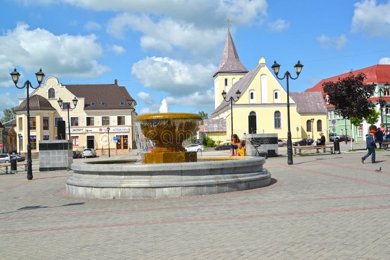 GVARDEYSK, RÚSSIA Um fragmento de Victory Square com a fonte e o St John Baptist Church fotos de stock royalty free GVARDEYSK, RÚSSIA Um fragmento de Victory Square com a fonte e o St John Baptist Church fotos de stock royalty free