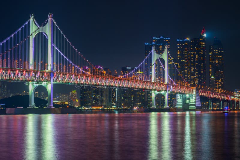 Gwangan-Brücke und Haeundae in Busan-Stadt, Südkorea lizenzfreie stockfotos Gwangan-Brücke und Haeundae in Busan-Stadt, Südkorea lizenzfreie stockfotos