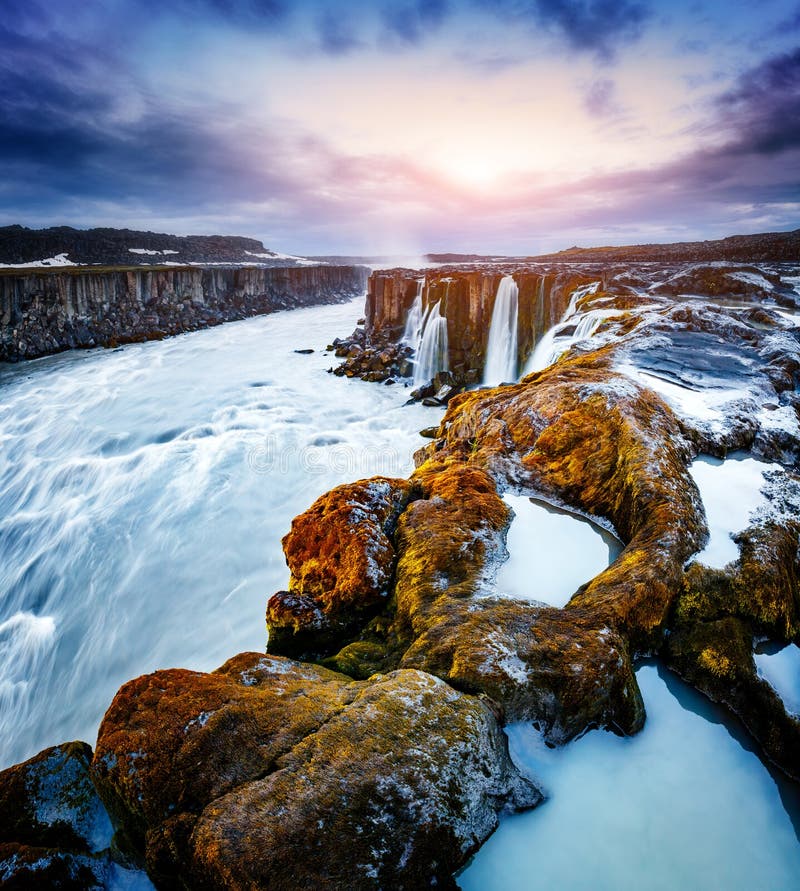 Gwałtownego przepływ wodna potężna Selfoss kaskada Popularny turysta przy zdjęcie stock Gwałtownego przepływ wodna potężna Selfoss kaskada Popularny turysta przy zdjęcie stock