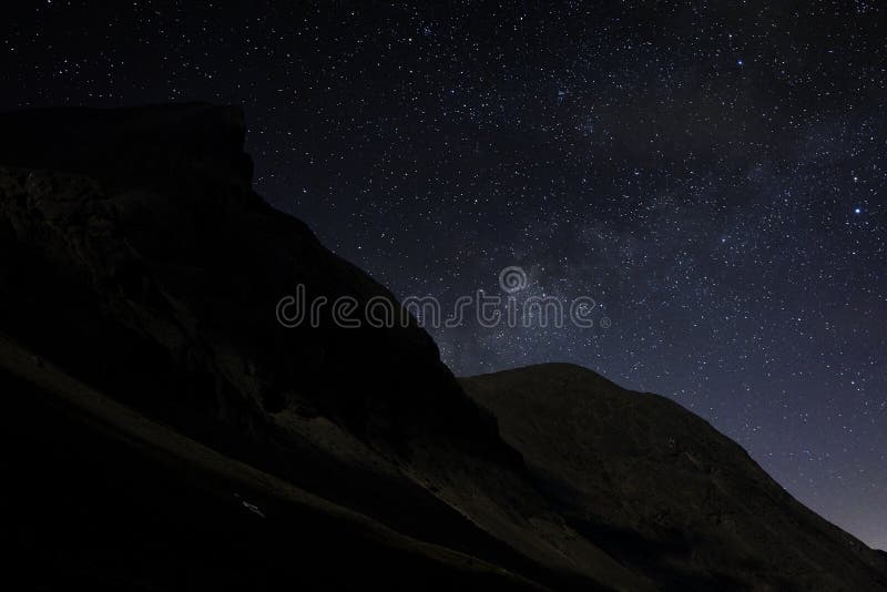 Gwiazdy w nocnym niebie nad górami Widok Milky sposób fotografia royalty free Gwiazdy w nocnym niebie nad górami Widok Milky sposób fotografia royalty free