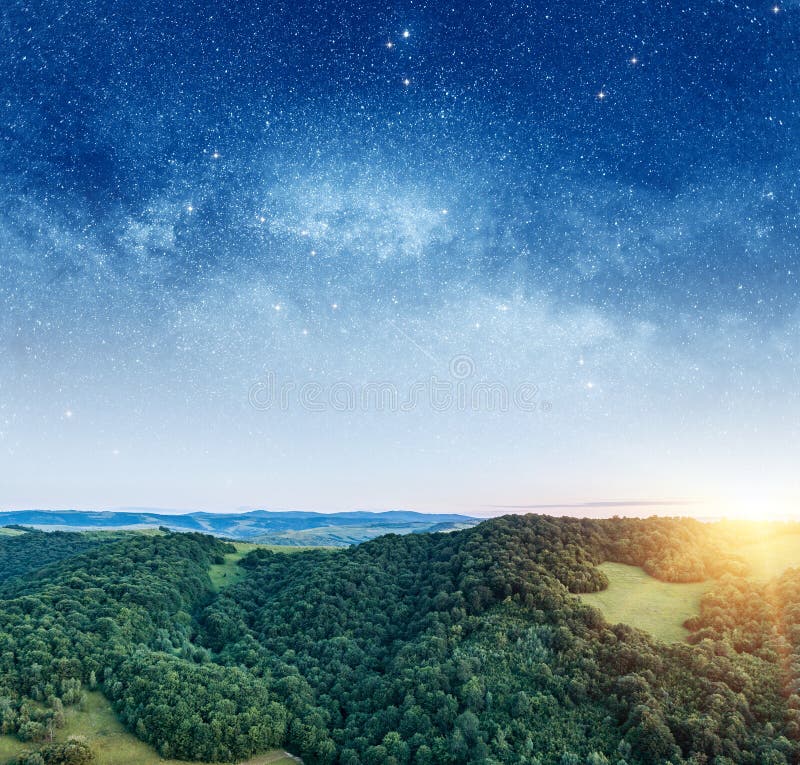 Gwiaździsty niebo przeciw halnemu krajobrazowi zdjęcia stock Gwiaździsty niebo przeciw halnemu krajobrazowi zdjęcia stock