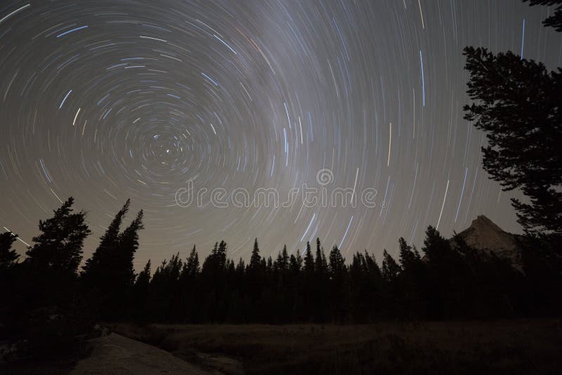 Gwiaździsty nocne niebo z kurendy gwiazdą wlec i zamazujący Milky sposób obrazy royalty free Gwiaździsty nocne niebo z kurendy gwiazdą wlec i zamazujący Milky sposób obrazy royalty free
