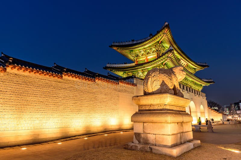Gyeongbokgungpaleis bij Nacht in Zuid-Korea royalty-vrije stock afbeelding Gyeongbokgungpaleis bij Nacht in Zuid-Korea royalty-vrije stock afbeelding